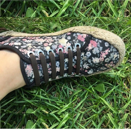 Коричневые шнурки на кроссовках для web