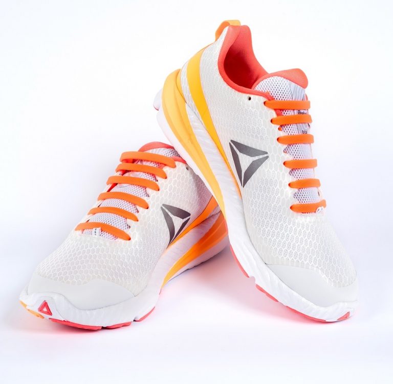оранжевые шнурки на кроссовках для web
