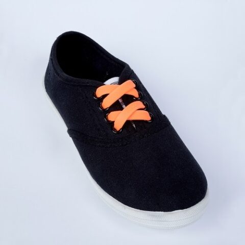 оранжевые шнурки на детской обуви для web