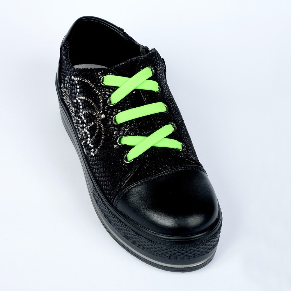 зелёные шнурки на кроссовках