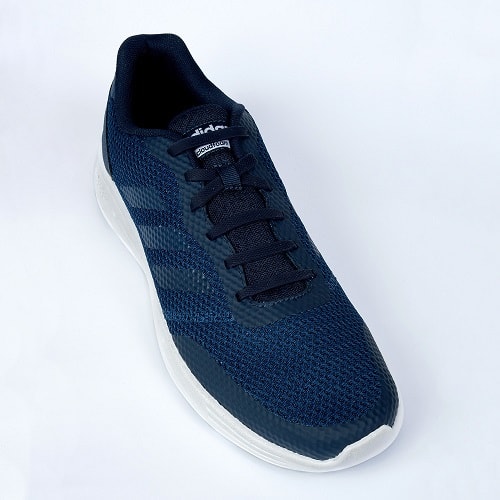 тёмно-синие шнурки на кроссовках для web